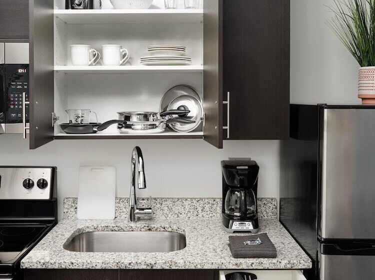 스위트 킹사이즈 침대, Stayapt Suites Lagrange