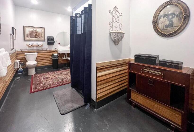 غرفة إقتصادية, The Oliver Inn