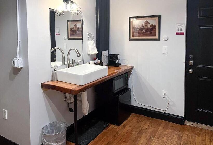 غرفة إقتصادية, The Oliver Inn