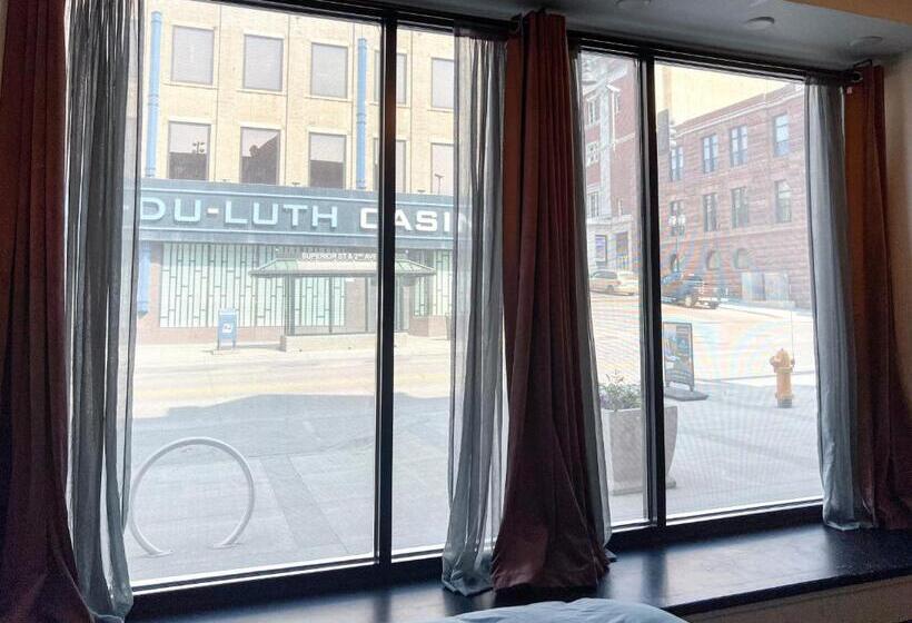 غرفة بيزنس, The Oliver Inn