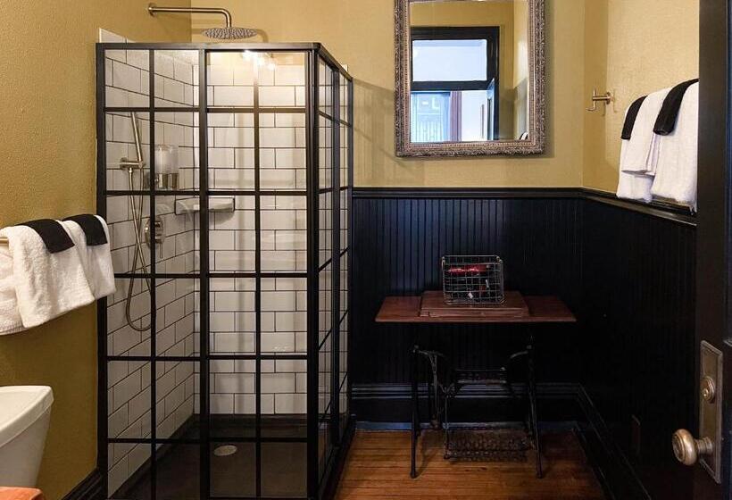 غرفة بيزنس, The Oliver Inn