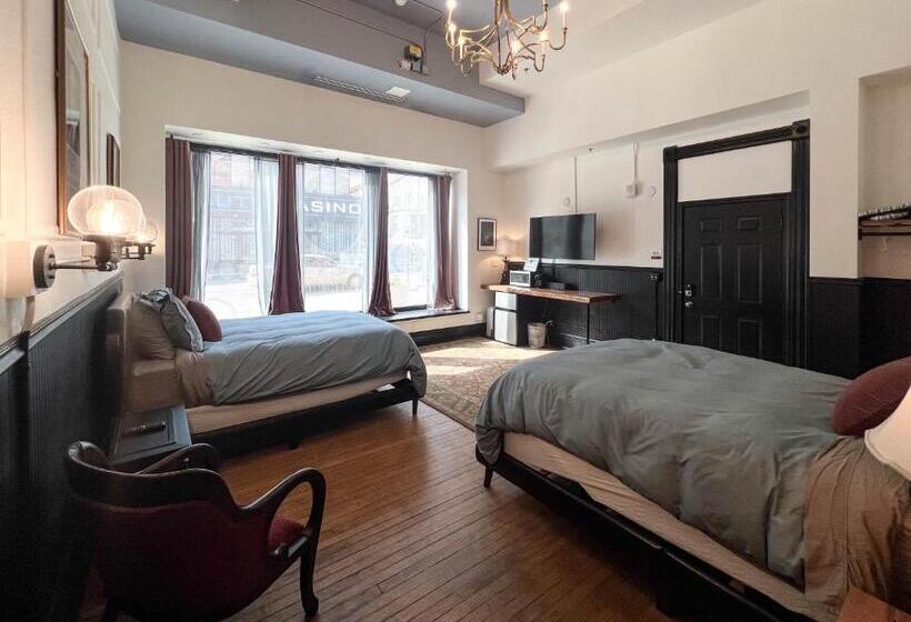 غرفة بيزنس, The Oliver Inn