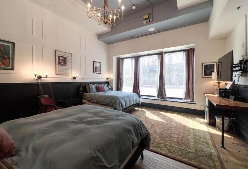 غرفة بيزنس, The Oliver Inn