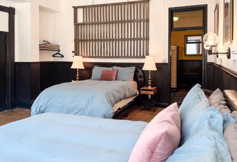 غرفة بيزنس, The Oliver Inn