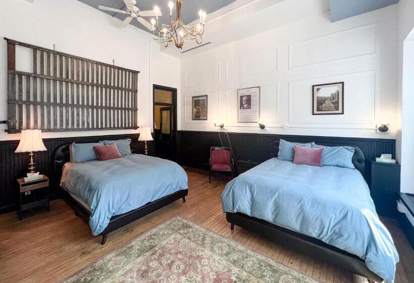 غرفة بيزنس, The Oliver Inn