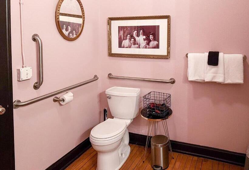 غرفة بيزنس, The Oliver Inn