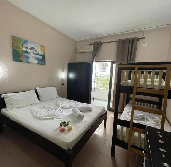 חדר לארבעה סטנדרטי עם מרפסת, Seashell Beach Rooms