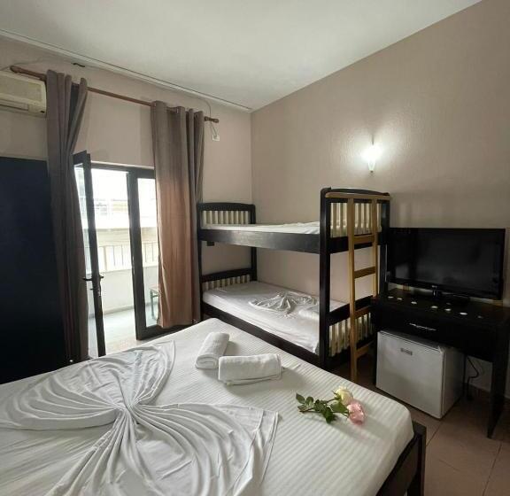 חדר לארבעה סטנדרטי עם מרפסת, Seashell Beach Rooms