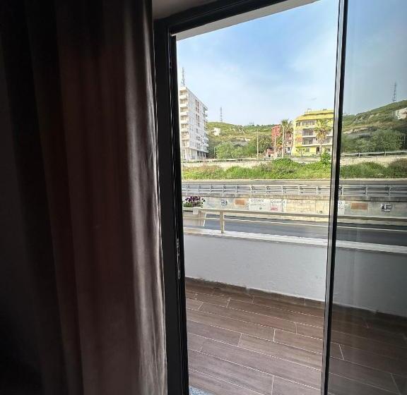 חדר לארבעה סטנדרטי עם מרפסת, Seashell Beach Rooms