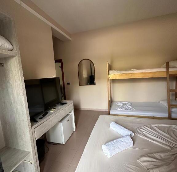 חדר לארבעה סטנדרטי עם מרפסת, Seashell Beach Rooms