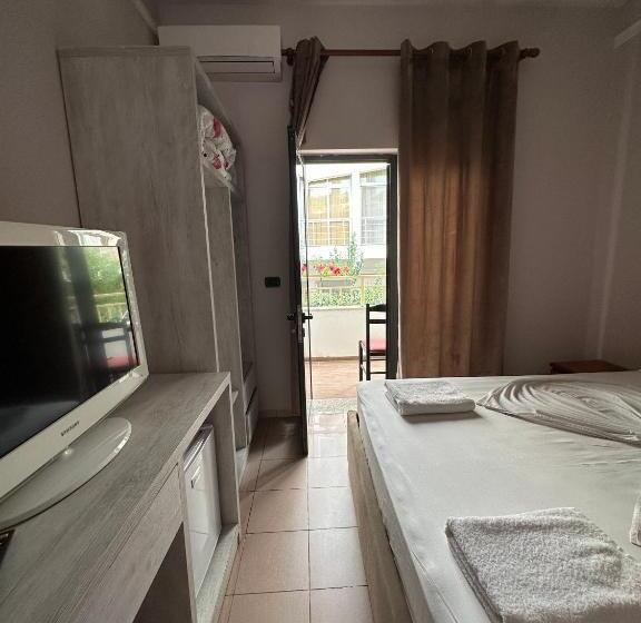 חדר סטנדרט לשלושה עם נוף לגינה, Seashell Beach Rooms