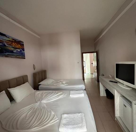 חדר סטנדרט לשלושה עם נוף לגינה, Seashell Beach Rooms