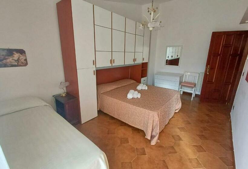 带阳台的三人标准间, B&b Il Grillo