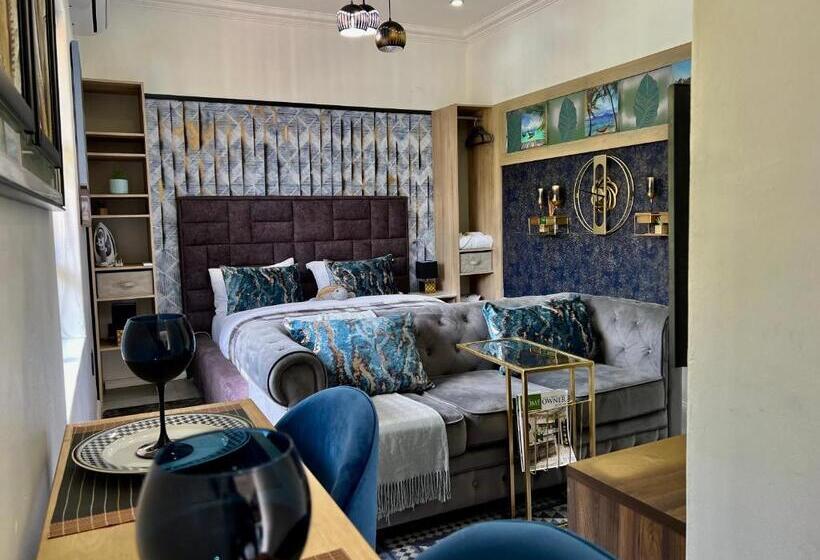 스탠다드 스튜디오, 24 On Basil Boutique Luxury