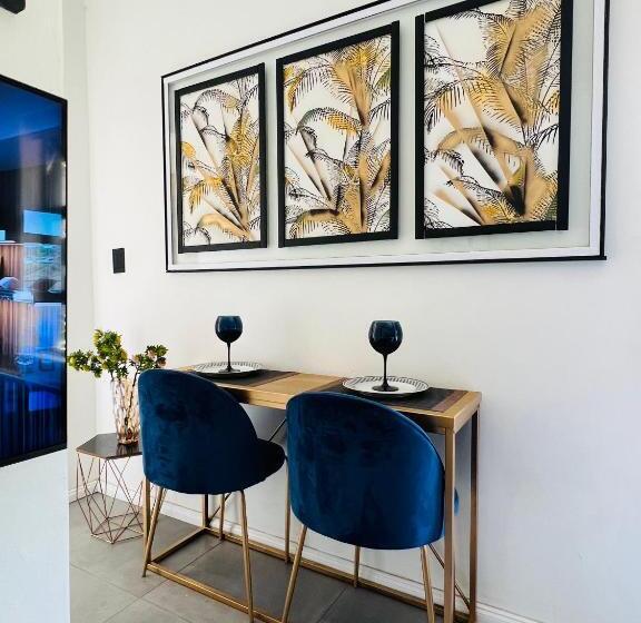 스탠다드 스튜디오, 24 On Basil Boutique Luxury