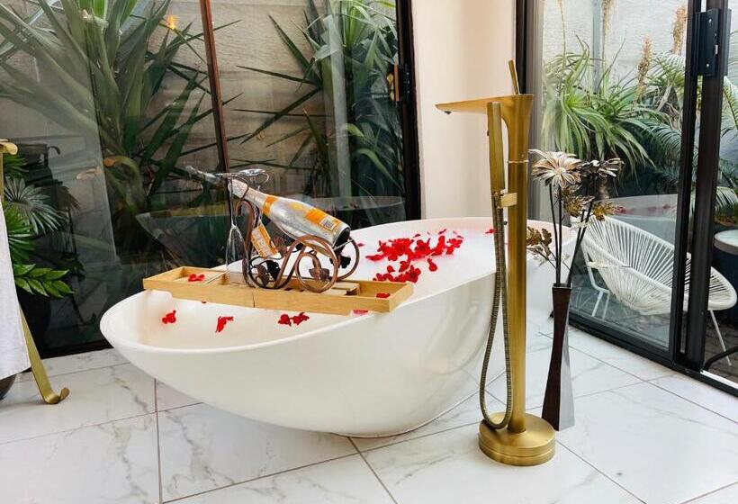 프레지덴셜 스위트, 24 On Basil Boutique Luxury