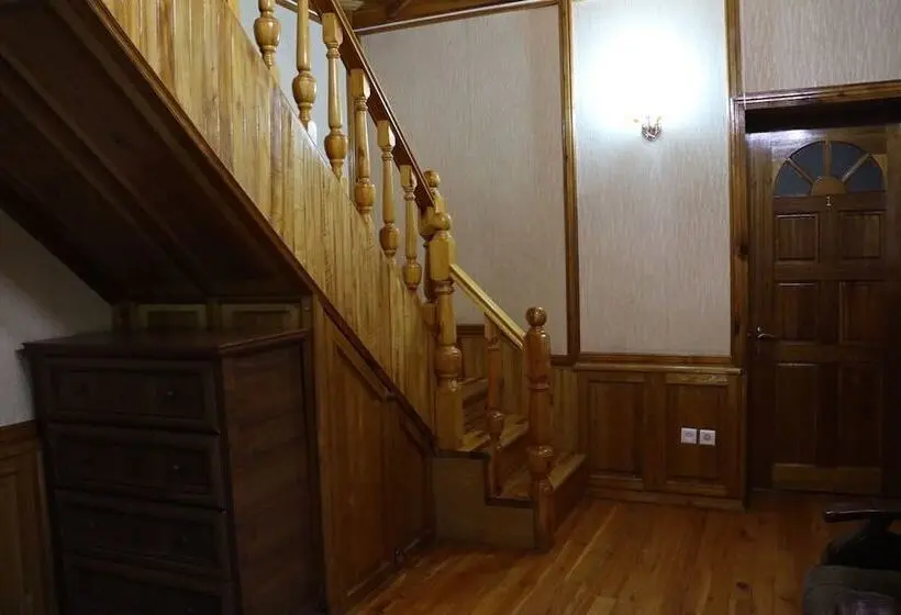 اتاق استاندارد چهار تخته, Old Inn