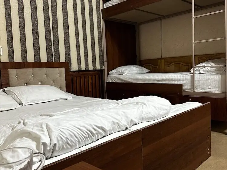 اتاق استاندارد چهار تخته, Old Inn