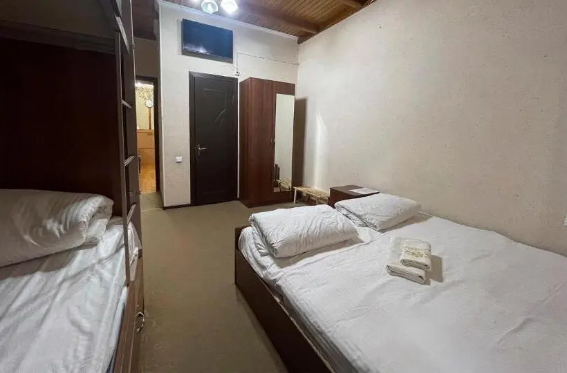 اتاق استاندارد چهار تخته, Old Inn