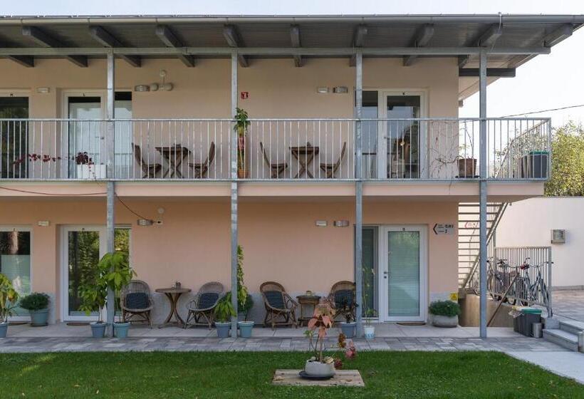 اتاق استاندارد با چشمانداز باغ, Accommodation Baron