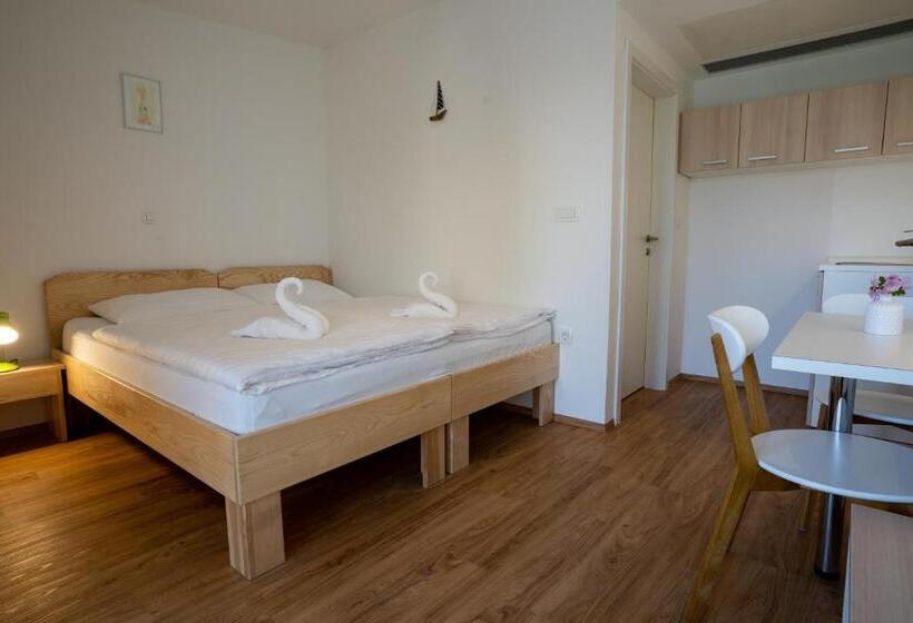 اتاق استاندارد با چشمانداز باغ, Accommodation Baron