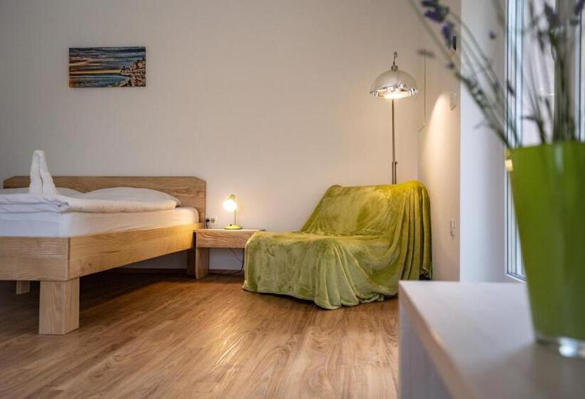 استودیو استاندارد با تراس, Accommodation Baron
