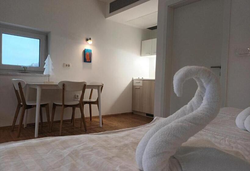 استودیو استاندارد با چشمانداز باغ, Accommodation Baron