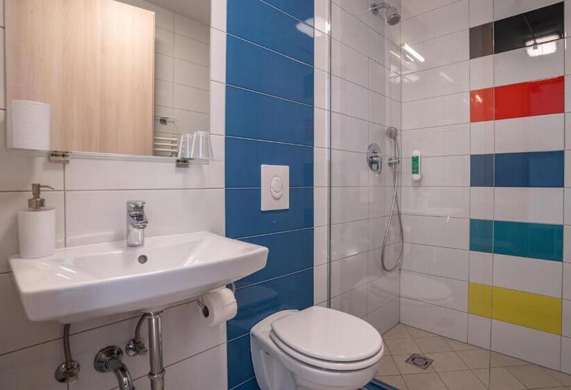 اتاق استاندارد, Accommodation Baron