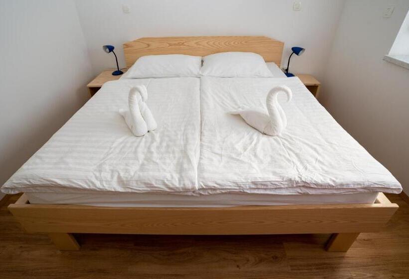 اتاق استاندارد, Accommodation Baron
