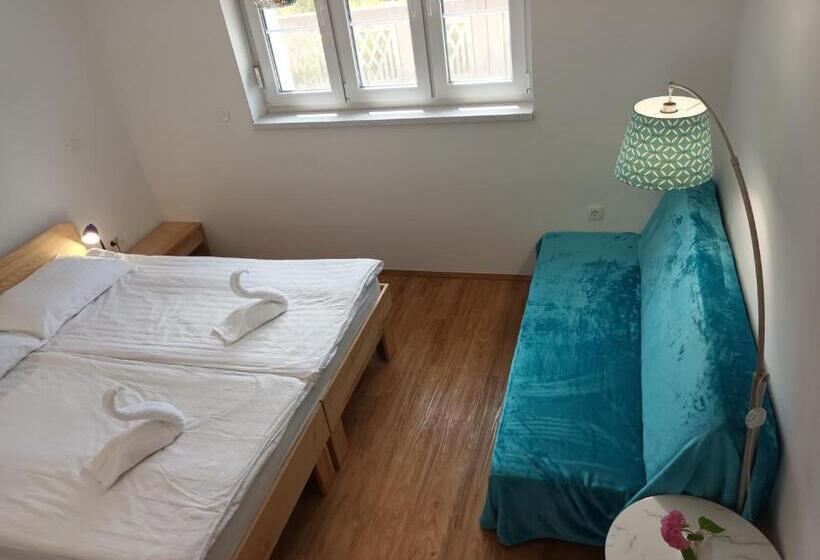استودیوی استاندارد, Accommodation Baron