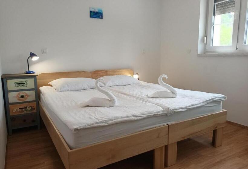 استودیوی استاندارد, Accommodation Baron