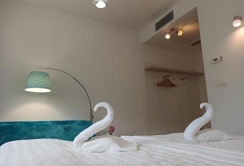 استودیوی استاندارد, Accommodation Baron