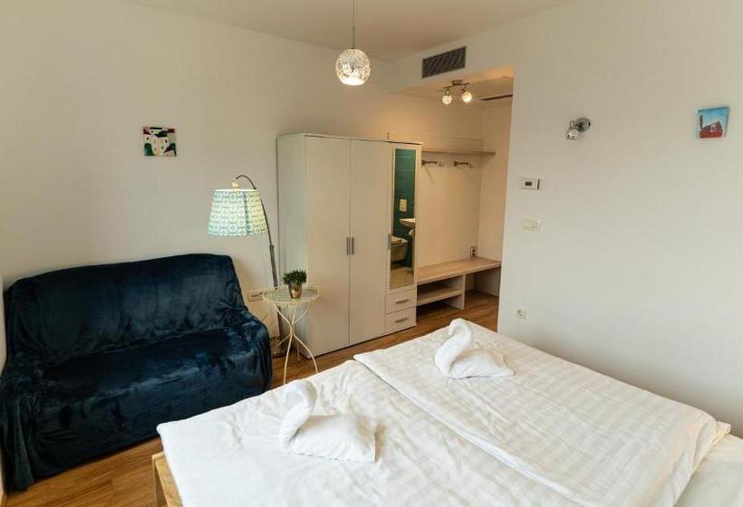 استودیو استاندارد با بالکن, Accommodation Baron