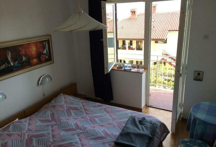 اتاق استاندارد با چشم‌انداز دریا, Rooms And Apartment Lia