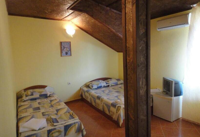 חדר דלוקס לשלושה עם נו לים, Guest Rooms Kotvаta