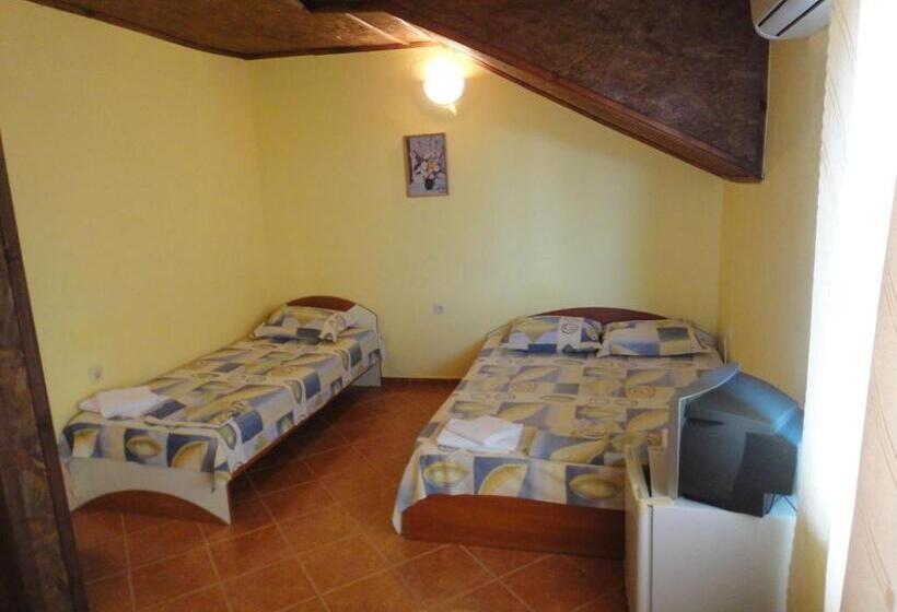 חדר דלוקס לשלושה עם נו לים, Guest Rooms Kotvаta