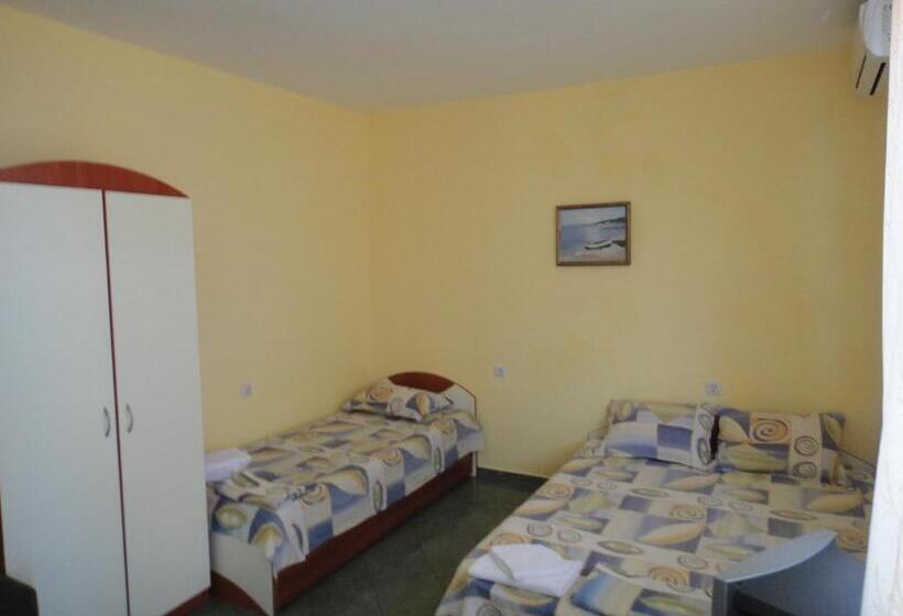 חדר סטנדרט לשלושה עם מרפסת, Guest Rooms Kotvаta