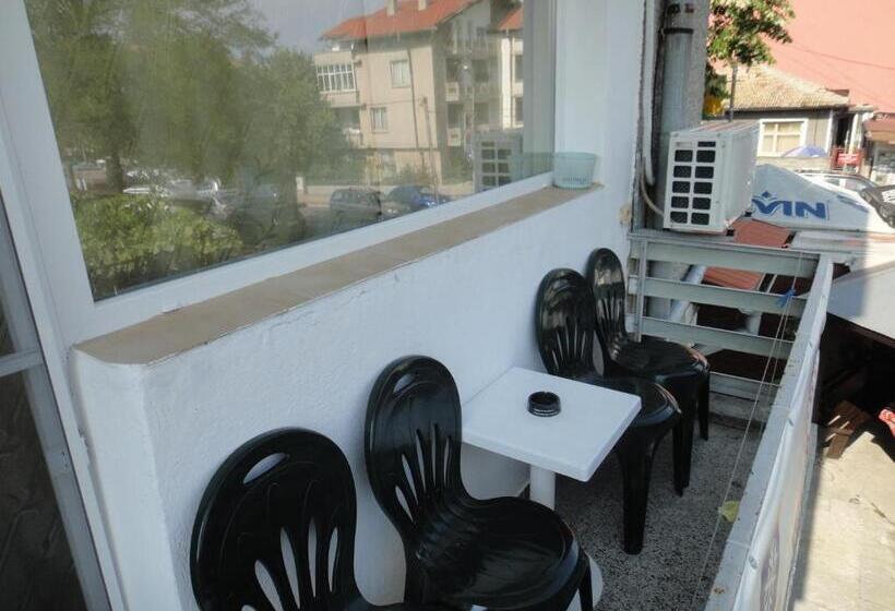 חדר סטנדרט לשלושה עם מרפסת, Guest Rooms Kotvаta