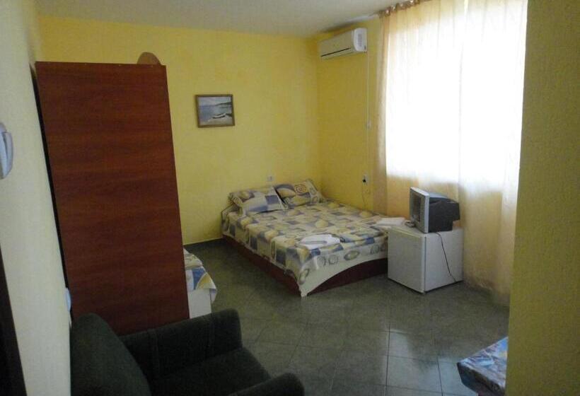 חדר סטנדרט לשלושה עם מרפסת, Guest Rooms Kotvаta