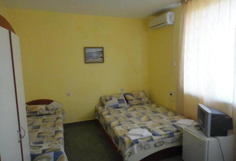 חדר סטנדרט לשלושה עם מרפסת, Guest Rooms Kotvаta