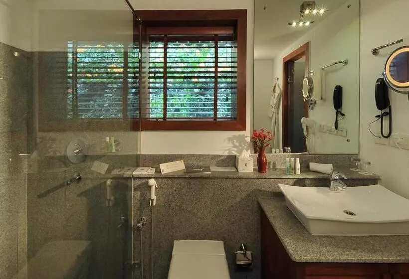 オーシャンビューデラックスルームバルコニー付き, Getaway Beach Resort Kovalam
