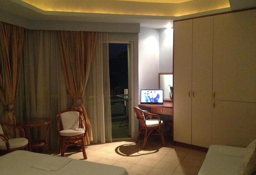 חדר דלוקס לשלושה, Souris