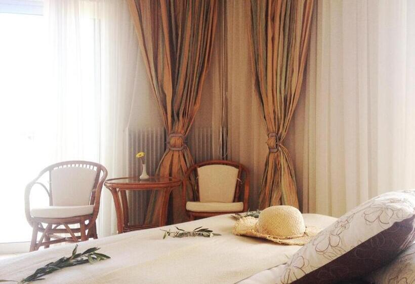 חדר דלוקס לשלושה, Souris