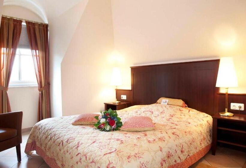 جناح, Tandreas Hotel & Restaurant