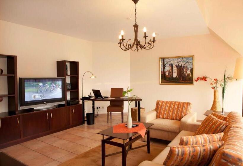 جناح, Tandreas Hotel & Restaurant