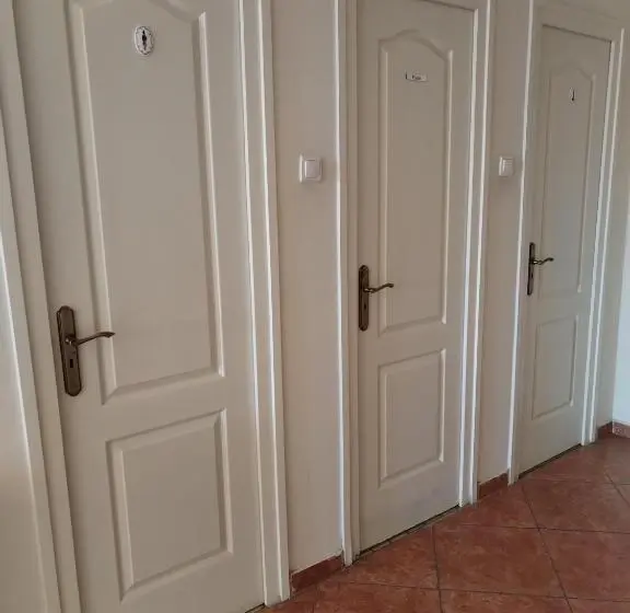 バスルーム共同エコノミー4人部屋, Hostel Ferihegy