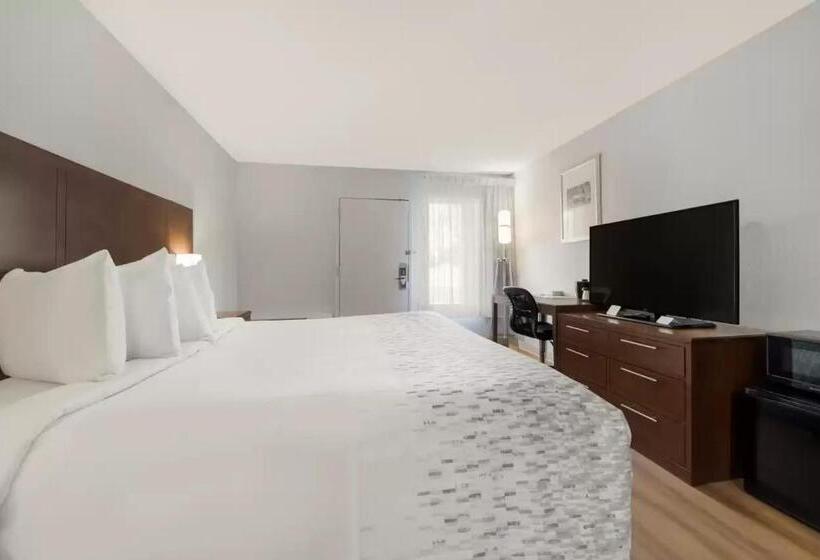 اتاق استاندارد با تخت بزرگ برای معلولان, Econo Lodge