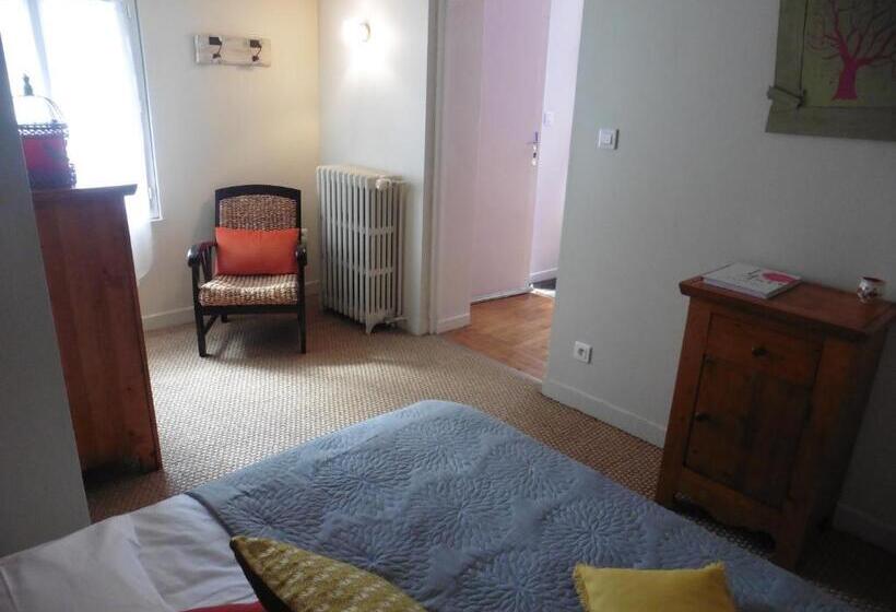 Номер Стандарт Вид на Сад, Chambre D Hôtes L Ephémère