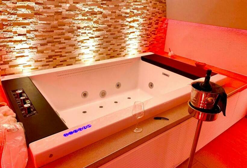 חדר דחוקס עם מיטת קינג, Il Campanile Premium B&b