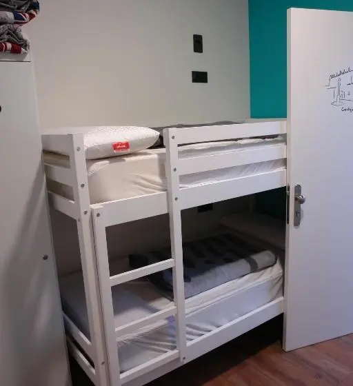تختخواب در اتاق مشترک, Hostel Trovadores